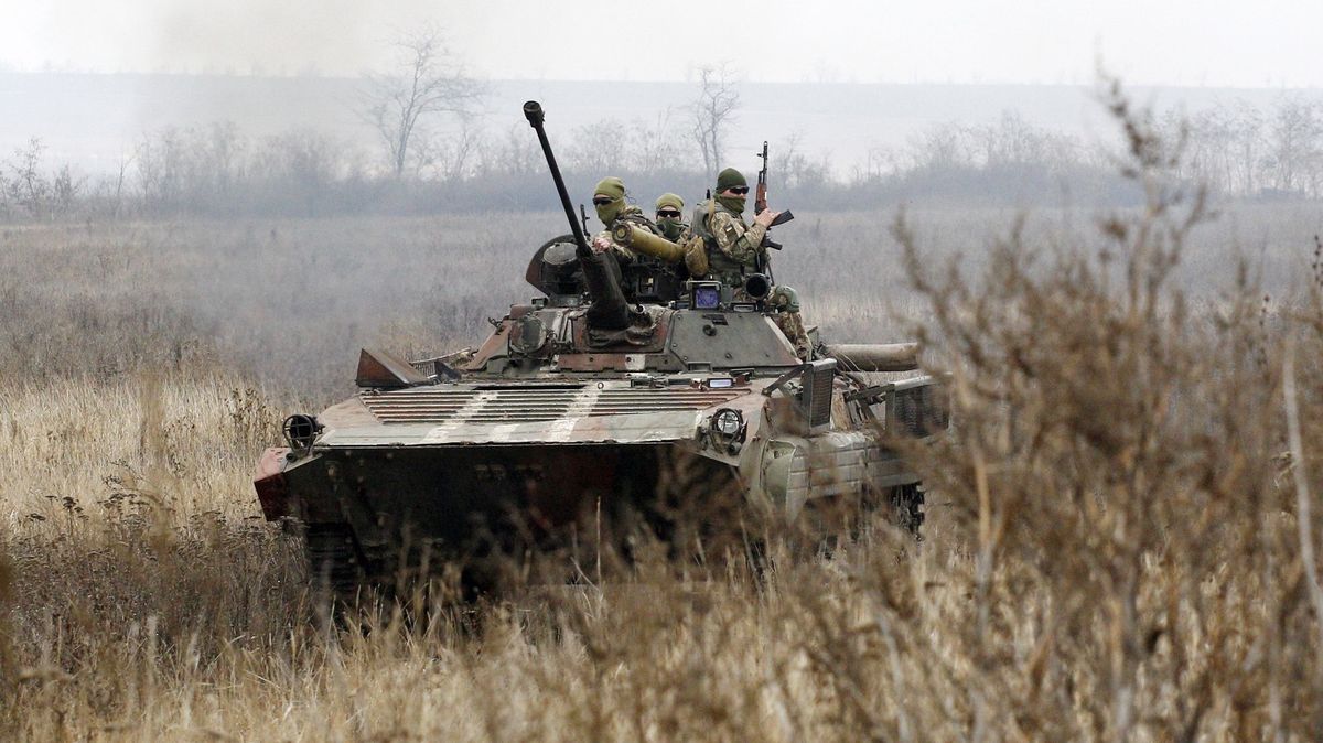 Na východě Ukrajiny se opět střílelo, o život přišel jeden voják